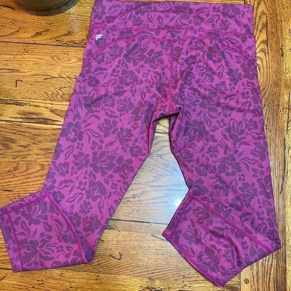 Fabletics Mid Rise Printed Primrose Raspberry Pureluxe Capri Leggings M - Picture 7 of 10